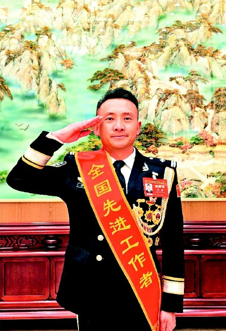 东兴证券 刘鹏：格桑花开映雪山&#32;“雷锋所长”守平安